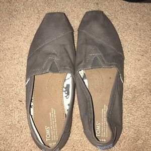 Grey toms